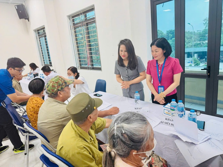 Tổ chức khám, tư vấn sức khoẻ và tặng quà cho các đối tượng chính sách, NCC- Ảnh 1.