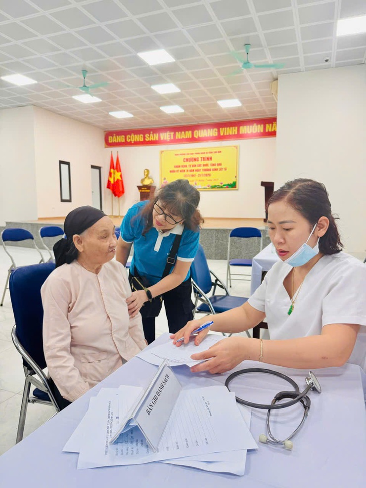 Tổ chức khám, tư vấn sức khoẻ và tặng quà cho các đối tượng chính sách, NCC- Ảnh 3.