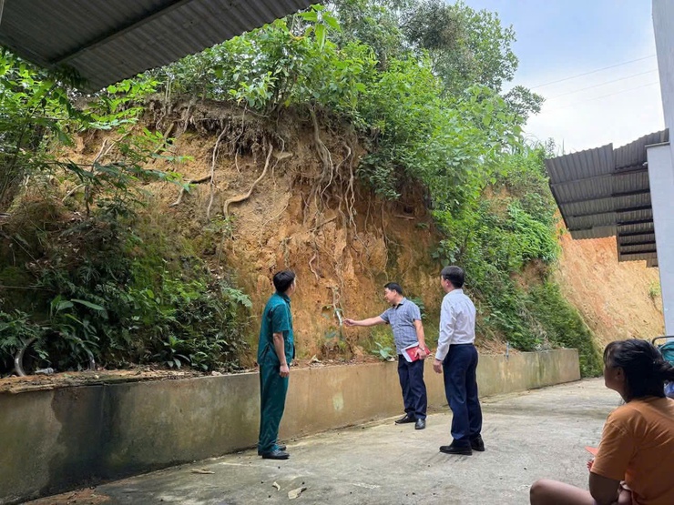 XÃ BA VÌ TĂNG CƯỜNG CÔNG TÁC KIỂM TRA CÁC ĐIỂM CÓ NGUY CƠ SẠT LỞ TRƯỚC KHI BÃO SỐ 3(WIPHA) ĐỔ BỘ.- Ảnh 1.