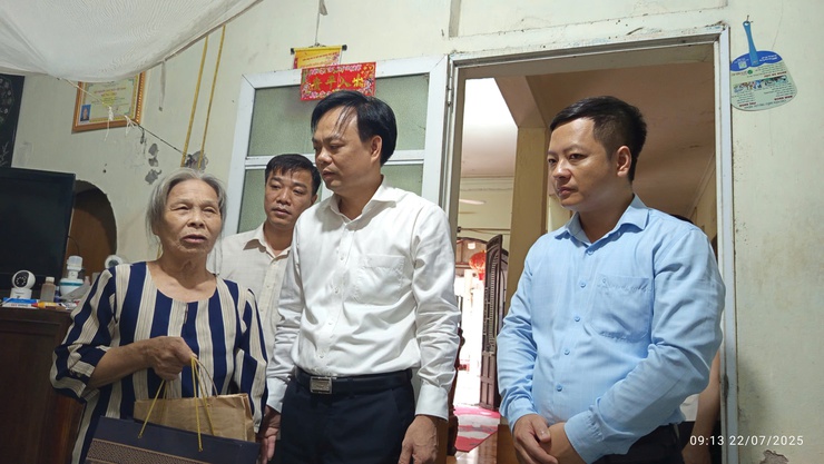 Chủ tịch UBND xã Tam Hưng Bùi Đình Thái thăm hỏi, tặng quà các gia đình chính sách tại cụm dân cư Thanh Thùy- Ảnh 4.