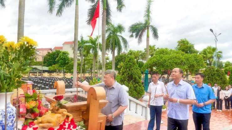 Lễ dâng hương, dâng hoa tưởng niệm ngày Thương binh liệt sỹ 27/7- Ảnh 2.
