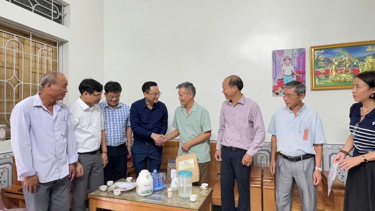 Bí thư Đảng ủy Xã Tam Hưng Bùi Văn Sáng thăm, tặng quà thương bệnh binh nhân dịp 27/7- Ảnh 2.