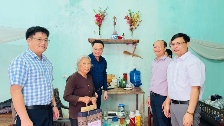 Bí thư Đảng ủy Xã Tam Hưng Bùi Văn Sáng thăm, tặng quà thương bệnh binh nhân dịp 27/7- Ảnh 3.