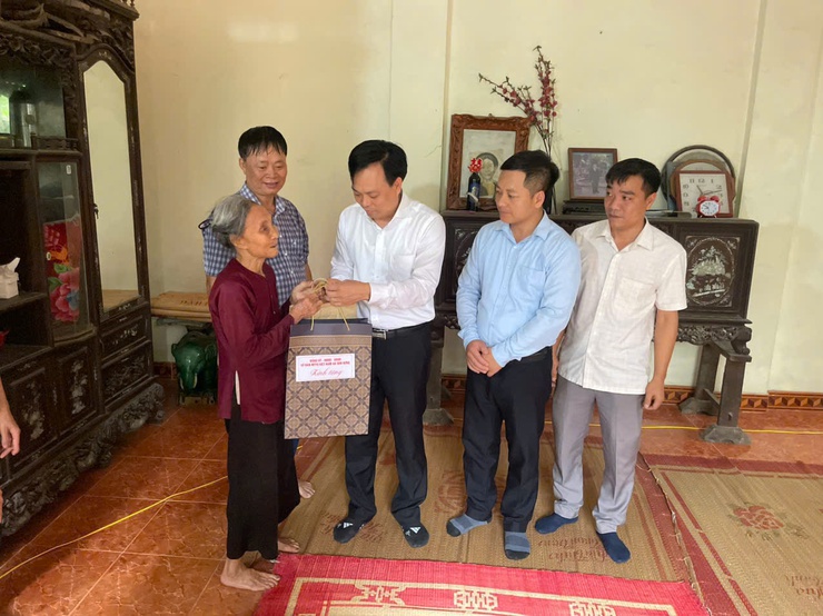 Chủ tịch UBND xã Tam Hưng Bùi Đình Thái thăm hỏi, tặng quà các gia đình chính sách tại cụm dân cư Thanh Thùy- Ảnh 3.