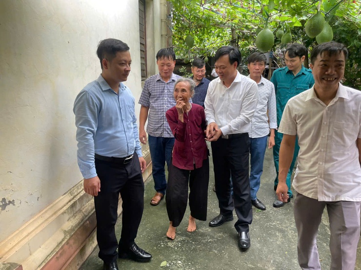 Chủ tịch UBND xã Tam Hưng Bùi Đình Thái thăm hỏi, tặng quà các gia đình chính sách tại cụm dân cư Thanh Thùy- Ảnh 2.