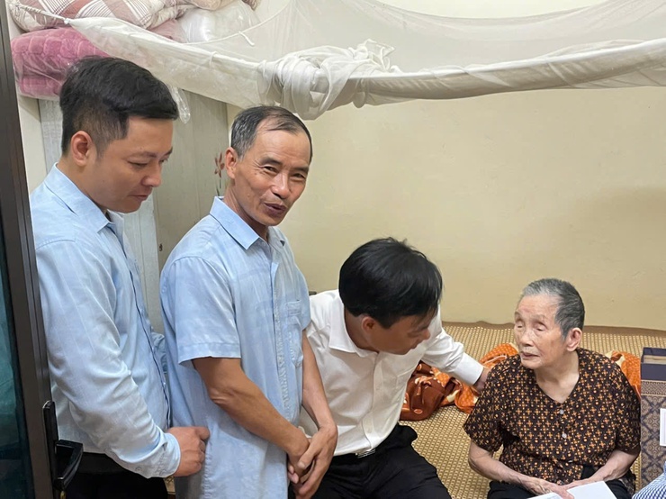 Chủ tịch UBND xã Tam Hưng Bùi Đình Thái thăm hỏi, tặng quà các gia đình chính sách tại cụm dân cư Thanh Thùy- Ảnh 1.