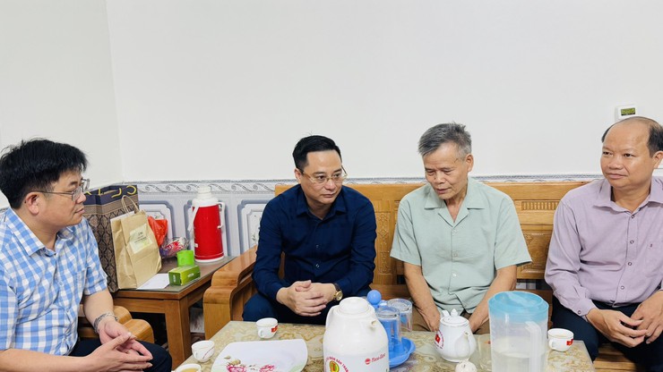 Bí thư Đảng ủy Xã Tam Hưng Bùi Văn Sáng thăm, tặng quà thương bệnh binh nhân dịp 27/7- Ảnh 1.