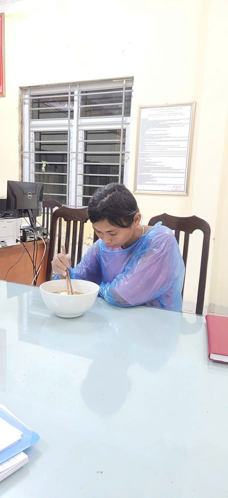 Biểu dương hành động đẹp của Công an xã trong mưa bão- Ảnh 1.