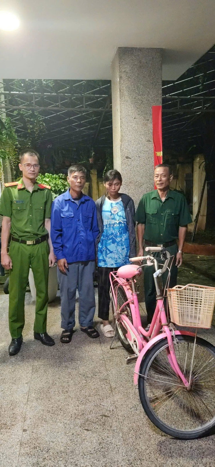 Biểu dương hành động đẹp của Công an xã trong mưa bão- Ảnh 2.