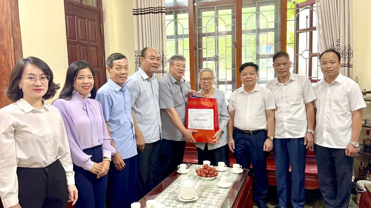 Lãnh đạo phường Định Công thăm, tặng quà mẹ Việt Nam anh hùng- Ảnh 2.
