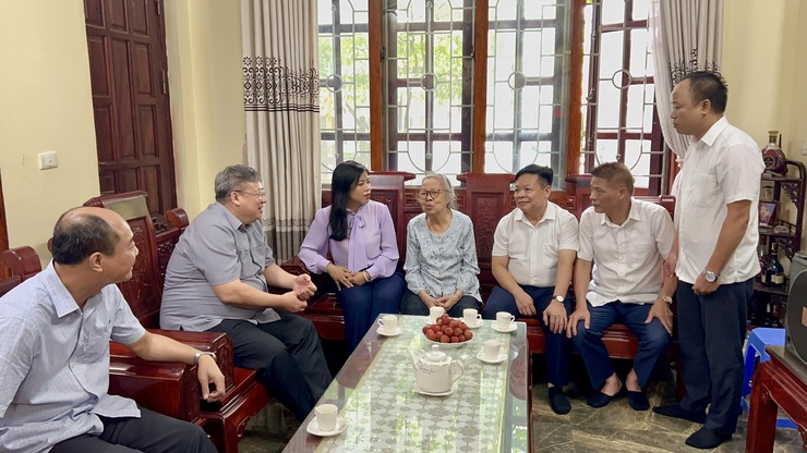 Lãnh đạo phường Định Công thăm, tặng quà mẹ Việt Nam anh hùng- Ảnh 1.