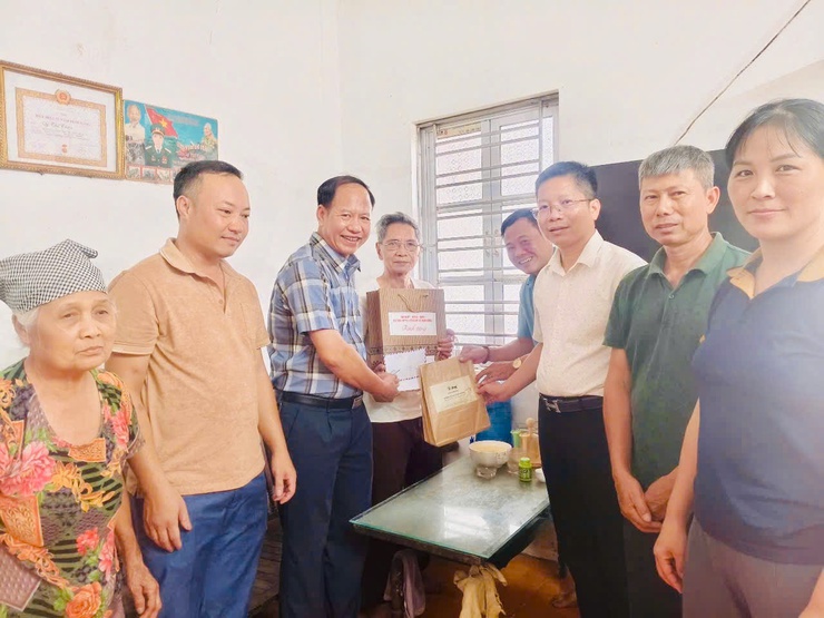 Tam Hưng tổ chức thăm, tặng quà người có công nhân kỷ niệm 78 năm Ngày Thương binh – Liệt sĩ (27/7/1947 – 27/7/2025)- Ảnh 1.