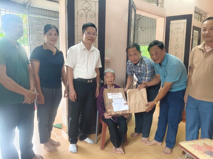 Tam Hưng tổ chức thăm, tặng quà người có công nhân kỷ niệm 78 năm Ngày Thương binh – Liệt sĩ (27/7/1947 – 27/7/2025)- Ảnh 3.