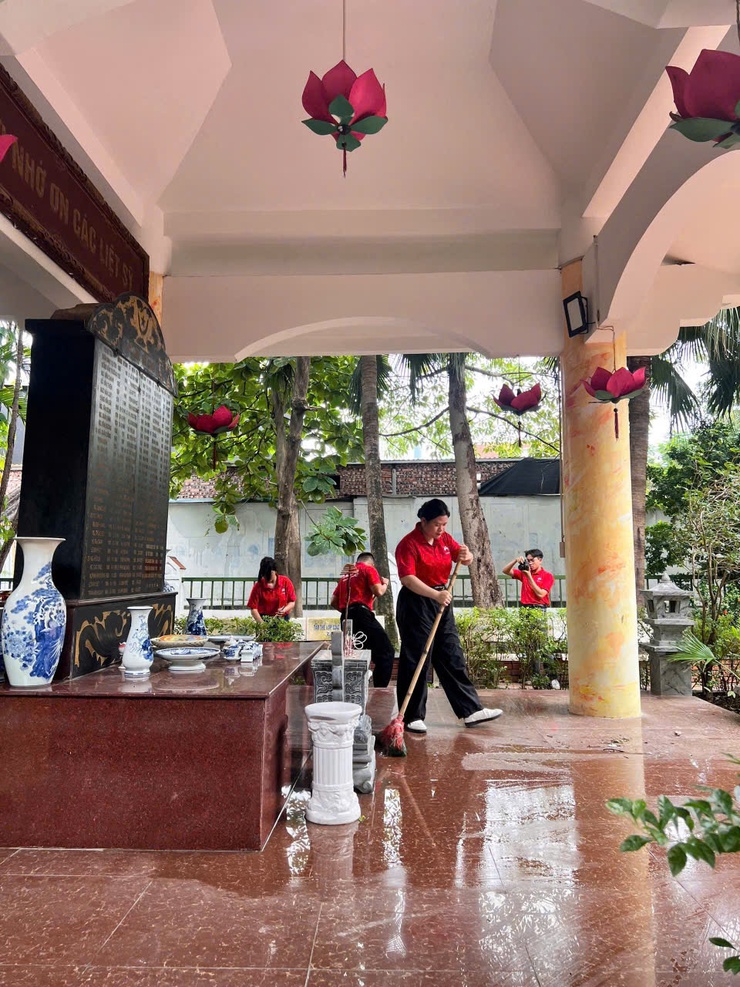 HOẠT ĐỘNG HƯỚNG TỚI KỶ NIỆM 78 NĂM NGÀY THƯƠNG BINH LIỆT SỸ: DỌN VỆ SINH MÔI TRƯỜNG, CHỈNH TRANG NHÀ BIA TƯỞNG NIỆM CÁC ANH HÙNG LIỆT SỸ PHƯỜNG LÁNG- Ảnh 3.