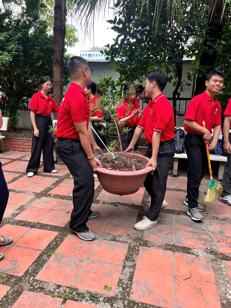 HOẠT ĐỘNG HƯỚNG TỚI KỶ NIỆM 78 NĂM NGÀY THƯƠNG BINH LIỆT SỸ: DỌN VỆ SINH MÔI TRƯỜNG, CHỈNH TRANG NHÀ BIA TƯỞNG NIỆM CÁC ANH HÙNG LIỆT SỸ PHƯỜNG LÁNG- Ảnh 5.