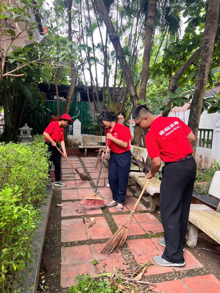 HOẠT ĐỘNG HƯỚNG TỚI KỶ NIỆM 78 NĂM NGÀY THƯƠNG BINH LIỆT SỸ: DỌN VỆ SINH MÔI TRƯỜNG, CHỈNH TRANG NHÀ BIA TƯỞNG NIỆM CÁC ANH HÙNG LIỆT SỸ PHƯỜNG LÁNG- Ảnh 4.