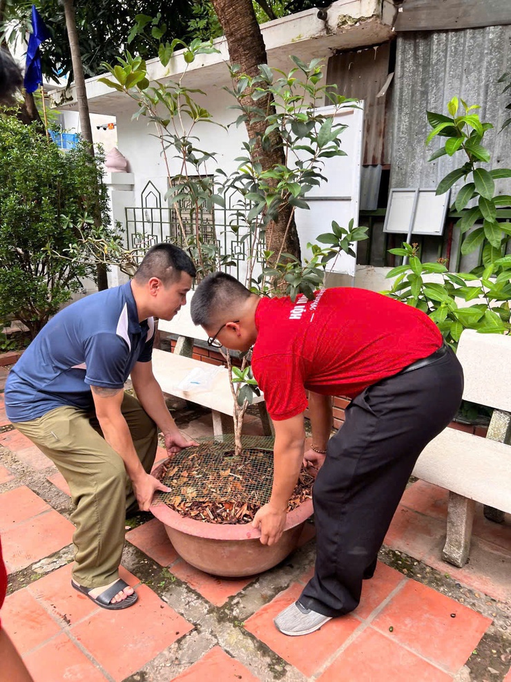 HOẠT ĐỘNG HƯỚNG TỚI KỶ NIỆM 78 NĂM NGÀY THƯƠNG BINH LIỆT SỸ: DỌN VỆ SINH MÔI TRƯỜNG, CHỈNH TRANG NHÀ BIA TƯỞNG NIỆM CÁC ANH HÙNG LIỆT SỸ PHƯỜNG LÁNG- Ảnh 2.