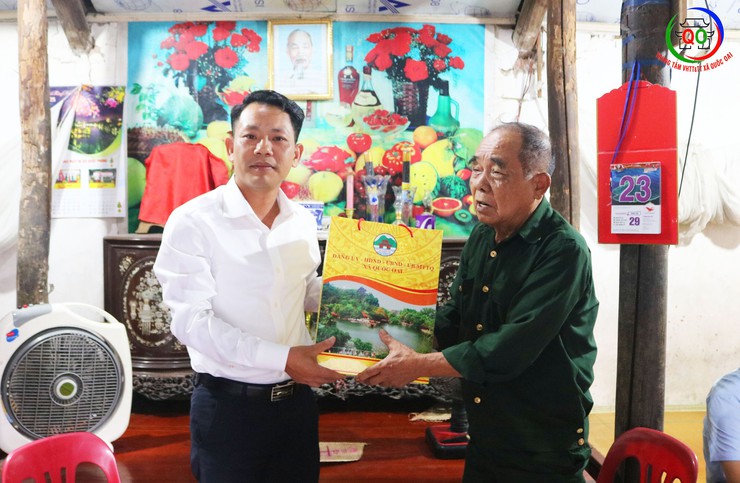 Đồng chí Phó bí thư Thường Đảng uỷ Phùng Văn Tài thăm tặng quà gia đình chính sách nhân dịp kỷ niệm 78 năm ngày thương binh liệt sĩ- Ảnh 1.