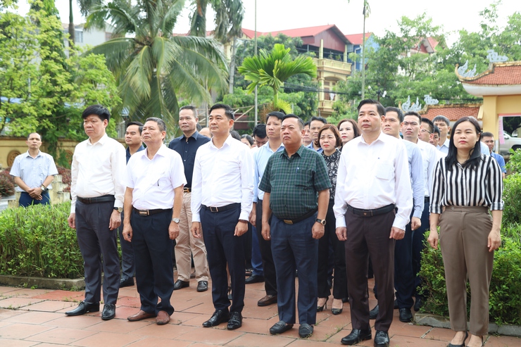 Lãnh đạo xã Quang Minh dâng hương, tưởng niệm các anh hùng liệt sỹ- Ảnh 1.