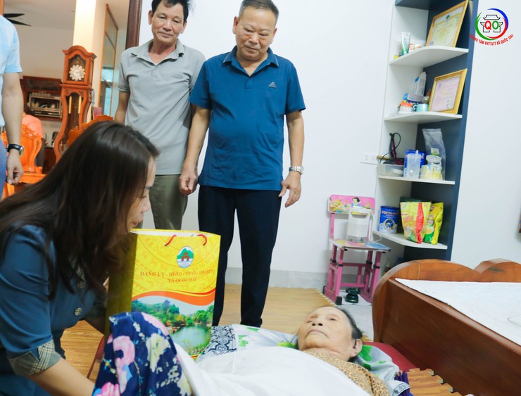 Lãnh đạo xã Quốc Oai thăm, tặng quà các gia đình chính sách nhân kỷ niệm 78 năm Ngày Thương binh - Liệt sĩ- Ảnh 1.