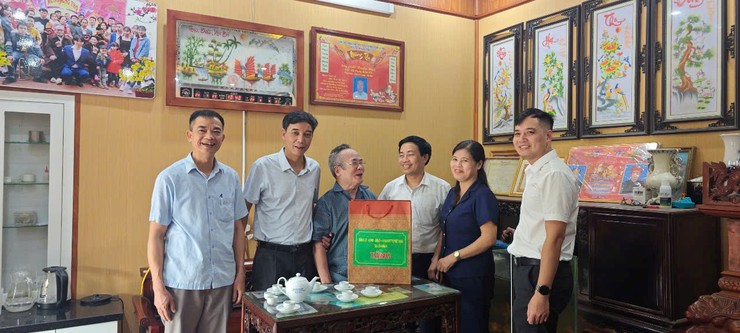 Chủ tịch UBND xã Nguyễn Qúy Mạnh tặng quà các gia đình chính sách- Ảnh 1.
