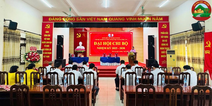Chi bộ cơ quan UBMTTQ Việt Nam xã Phú Cát tổ chức thành công đại hội khóa I, nhiệm kỳ 2025–2030- Ảnh 1.