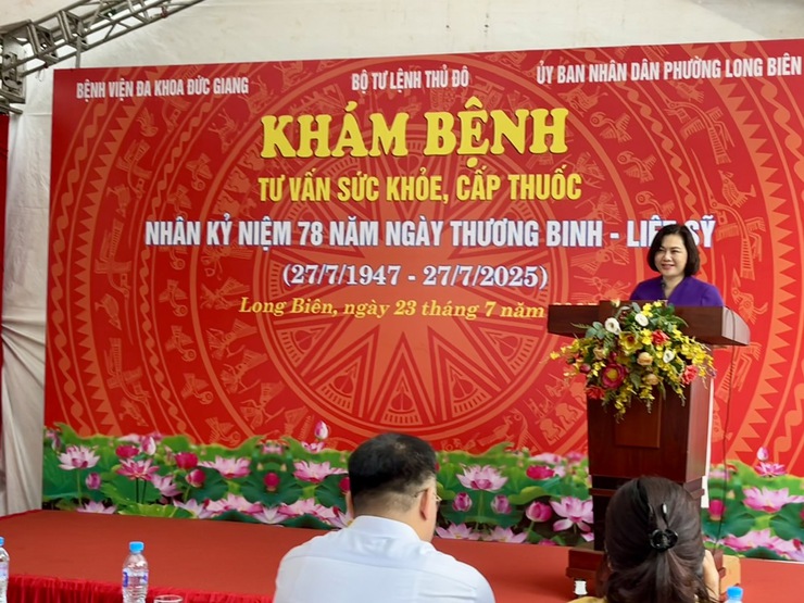 Phường Long Biên tổ chức khám bệnh, tư vấn sức khoẻ, cấp phát thuốc cho gia đình chính sách, người có công với cách mạng nhân dịp kỷ niệm 78 năm Ngày Thương binh - Liệt sỹ- Ảnh 1.