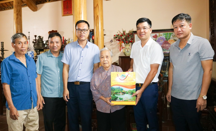 Đồng chí Phó Chủ tịch xã Quốc Oai thăm hỏi, động viên gia đình chính sách nhân kỷ niệm 78 năm Ngày Thương binh – Liệt sĩ- Ảnh 1.