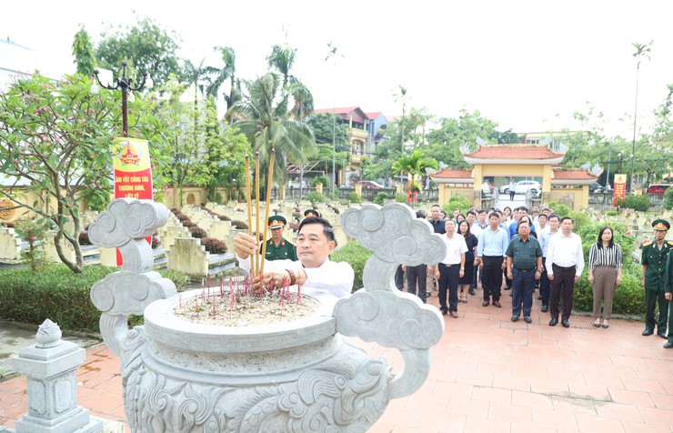 Lãnh đạo xã Quang Minh dâng hương, tưởng niệm các anh hùng liệt sỹ- Ảnh 2.