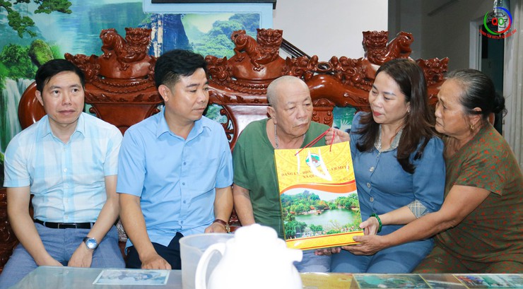Lãnh đạo xã Quốc Oai thăm, tặng quà các gia đình chính sách nhân kỷ niệm 78 năm Ngày Thương binh - Liệt sĩ- Ảnh 2.