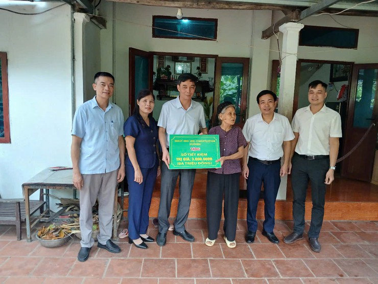 Chủ tịch UBND xã Nguyễn Qúy Mạnh tặng quà các gia đình chính sách- Ảnh 2.