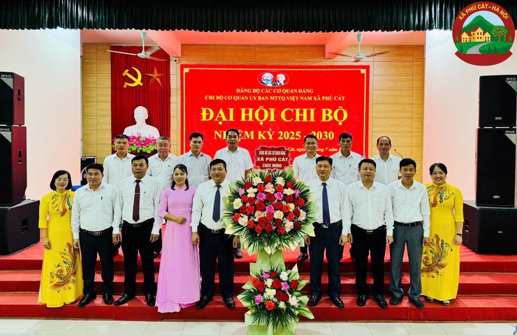 Chi bộ cơ quan UBMTTQ Việt Nam xã Phú Cát tổ chức thành công đại hội khóa I, nhiệm kỳ 2025–2030- Ảnh 2.