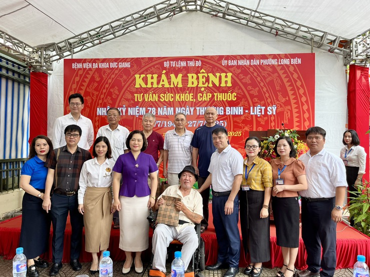 Phường Long Biên tổ chức khám bệnh, tư vấn sức khoẻ, cấp phát thuốc cho gia đình chính sách, người có công với cách mạng nhân dịp kỷ niệm 78 năm Ngày Thương binh - Liệt sỹ- Ảnh 2.