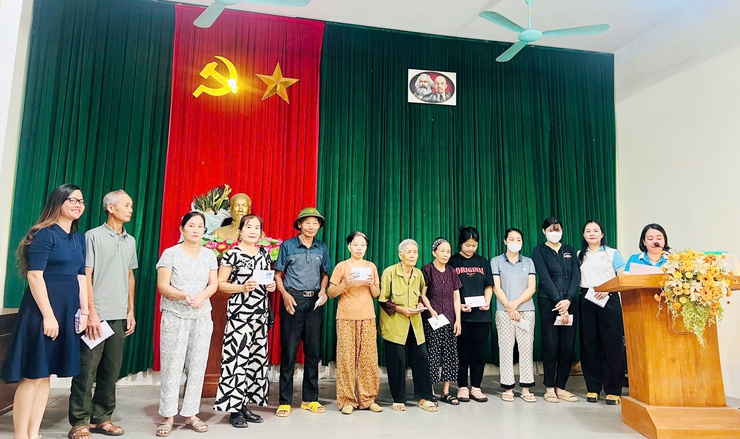 Hội LHPN xã Quốc Oai tổ chức thăm, tặng 115 suất quà tri ân nhân ngày thương binh - liệt sĩ 27/7- Ảnh 2.