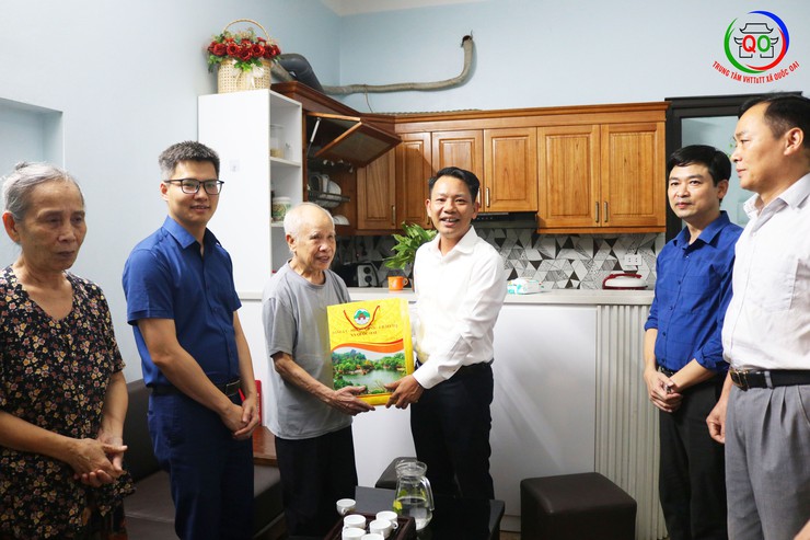Đồng chí Phó bí thư Thường Đảng uỷ Phùng Văn Tài thăm tặng quà gia đình chính sách nhân dịp kỷ niệm 78 năm ngày thương binh liệt sĩ- Ảnh 2.