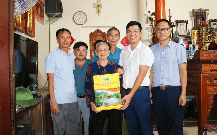 Đồng chí Phó Chủ tịch xã Quốc Oai thăm hỏi, động viên gia đình chính sách nhân kỷ niệm 78 năm Ngày Thương binh – Liệt sĩ- Ảnh 2.