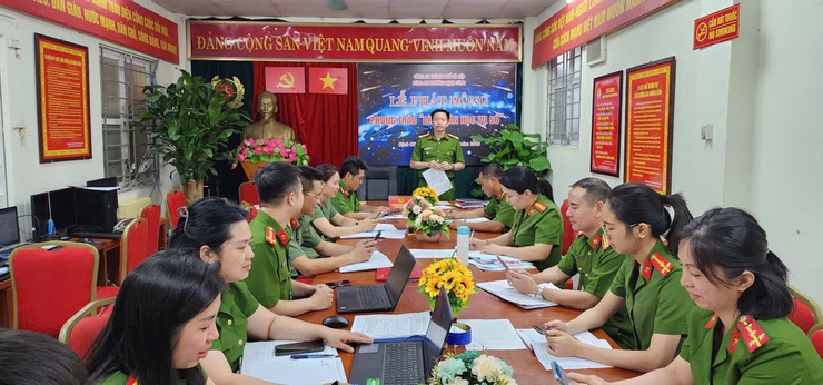 Công an phường Định Công phát động phong trào “Bình dân học vụ số”- Ảnh 2.