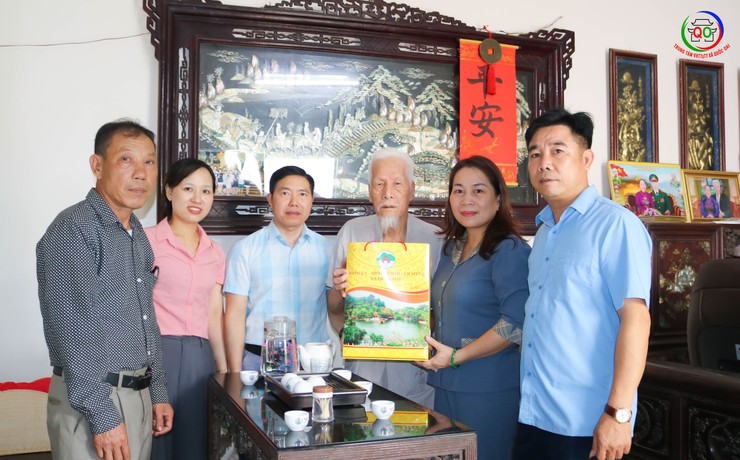 Lãnh đạo xã Quốc Oai thăm, tặng quà các gia đình chính sách nhân kỷ niệm 78 năm Ngày Thương binh - Liệt sĩ- Ảnh 3.