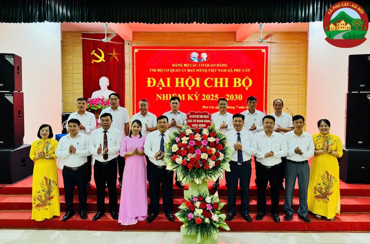 Chi bộ cơ quan UBMTTQ Việt Nam xã Phú Cát tổ chức thành công đại hội khóa I, nhiệm kỳ 2025–2030- Ảnh 3.