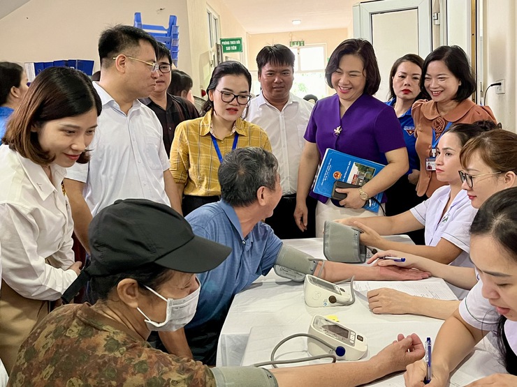 Phường Long Biên tổ chức khám bệnh, tư vấn sức khoẻ, cấp phát thuốc cho gia đình chính sách, người có công với cách mạng nhân dịp kỷ niệm 78 năm Ngày Thương binh - Liệt sỹ- Ảnh 3.