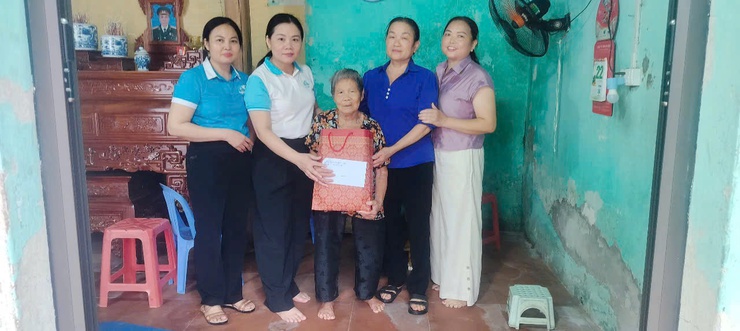 Hội LHPN xã Quốc Oai tổ chức thăm, tặng 115 suất quà tri ân nhân ngày thương binh - liệt sĩ 27/7- Ảnh 3.