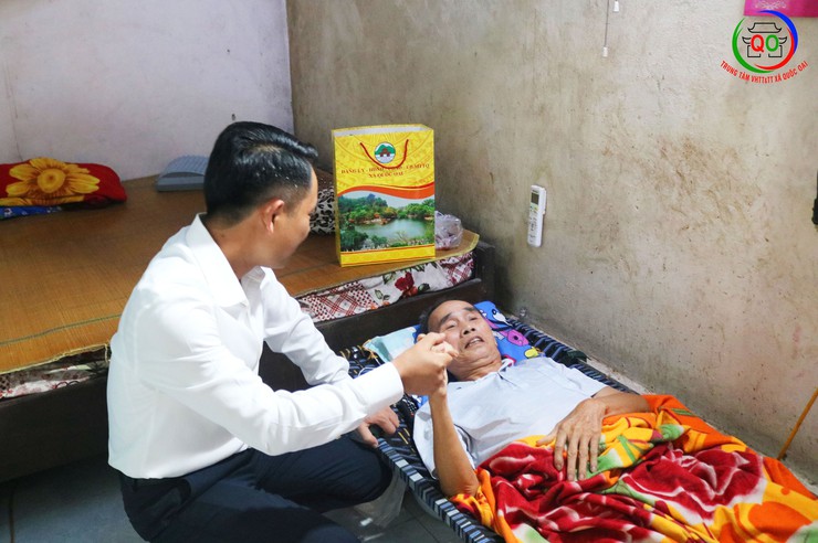 Đồng chí Phó bí thư Thường Đảng uỷ Phùng Văn Tài thăm tặng quà gia đình chính sách nhân dịp kỷ niệm 78 năm ngày thương binh liệt sĩ- Ảnh 3.