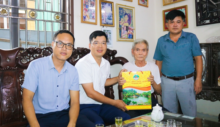 Đồng chí Phó Chủ tịch xã Quốc Oai thăm hỏi, động viên gia đình chính sách nhân kỷ niệm 78 năm Ngày Thương binh – Liệt sĩ- Ảnh 3.