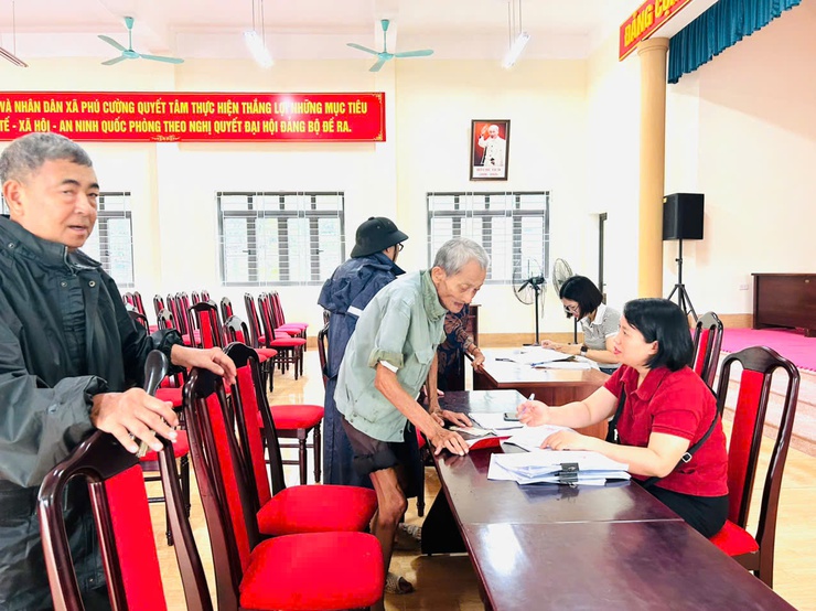 XÃ NỘI BÀI TẶNG 891 SUẤT QUÀ CHO CÁC ĐỐI TƯỢNG CHÍNH SÁCH, NGƯỜI CÓ CÔNG- Ảnh 11.