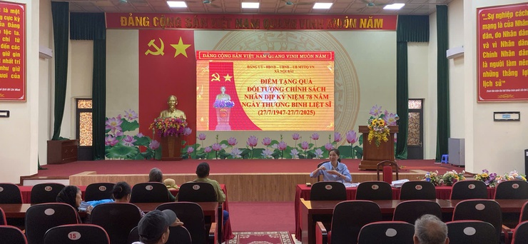 XÃ NỘI BÀI TẶNG 891 SUẤT QUÀ CHO CÁC ĐỐI TƯỢNG CHÍNH SÁCH, NGƯỜI CÓ CÔNG- Ảnh 1.