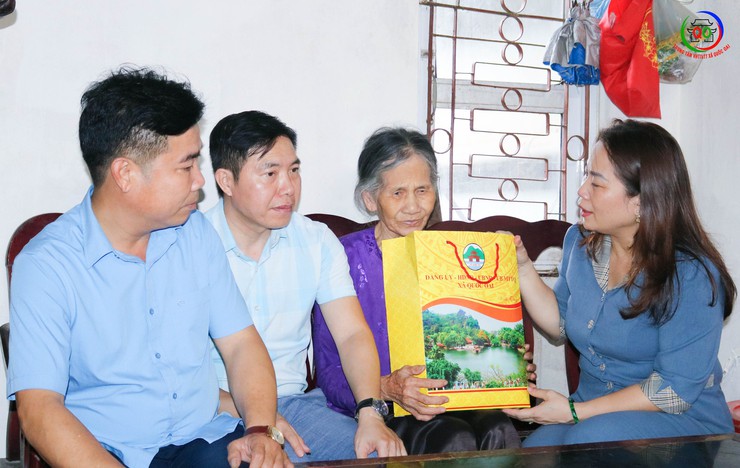 Lãnh đạo xã Quốc Oai thăm, tặng quà các gia đình chính sách nhân kỷ niệm 78 năm Ngày Thương binh - Liệt sĩ- Ảnh 4.