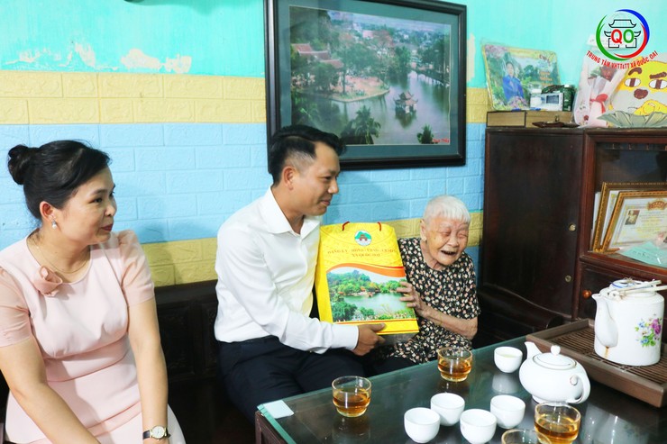 Đồng chí Phó bí thư Thường Đảng uỷ Phùng Văn Tài thăm tặng quà gia đình chính sách nhân dịp kỷ niệm 78 năm ngày thương binh liệt sĩ- Ảnh 4.