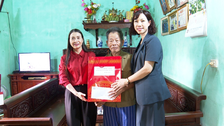 Đồng chí Chủ tịch Mặt trận Tổ quốc VN xã Phú Xuyên thăm, tặng quà người có công nhân kỷ niệm 78 năm Ngày Thương binh - Liệt sỹ- Ảnh 3.