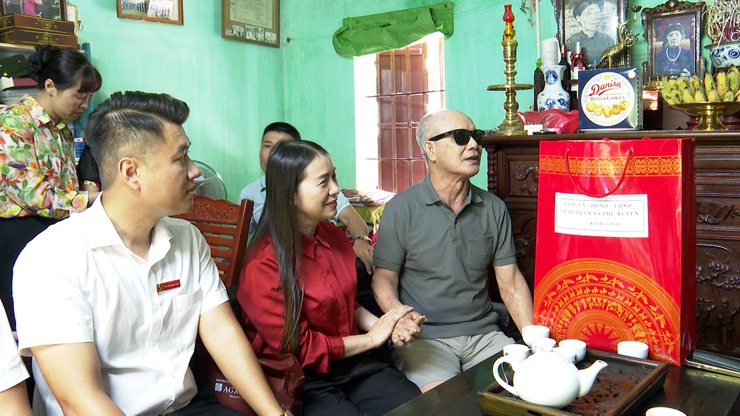 Đồng chí Chủ tịch Mặt trận Tổ quốc VN xã Phú Xuyên thăm, tặng quà người có công nhân kỷ niệm 78 năm Ngày Thương binh - Liệt sỹ- Ảnh 5.