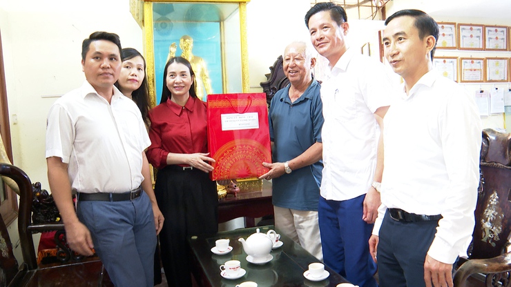 Đồng chí Chủ tịch Mặt trận Tổ quốc VN xã Phú Xuyên thăm, tặng quà người có công nhân kỷ niệm 78 năm Ngày Thương binh - Liệt sỹ- Ảnh 1.